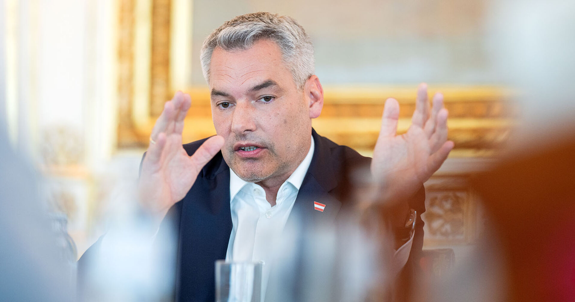 Bundeskanzler Karl Nehammer im Rahmen eines sogenannten &quot;Kanzlergespräches&quot; mit Medienvertretern im Bundeskanzleramt