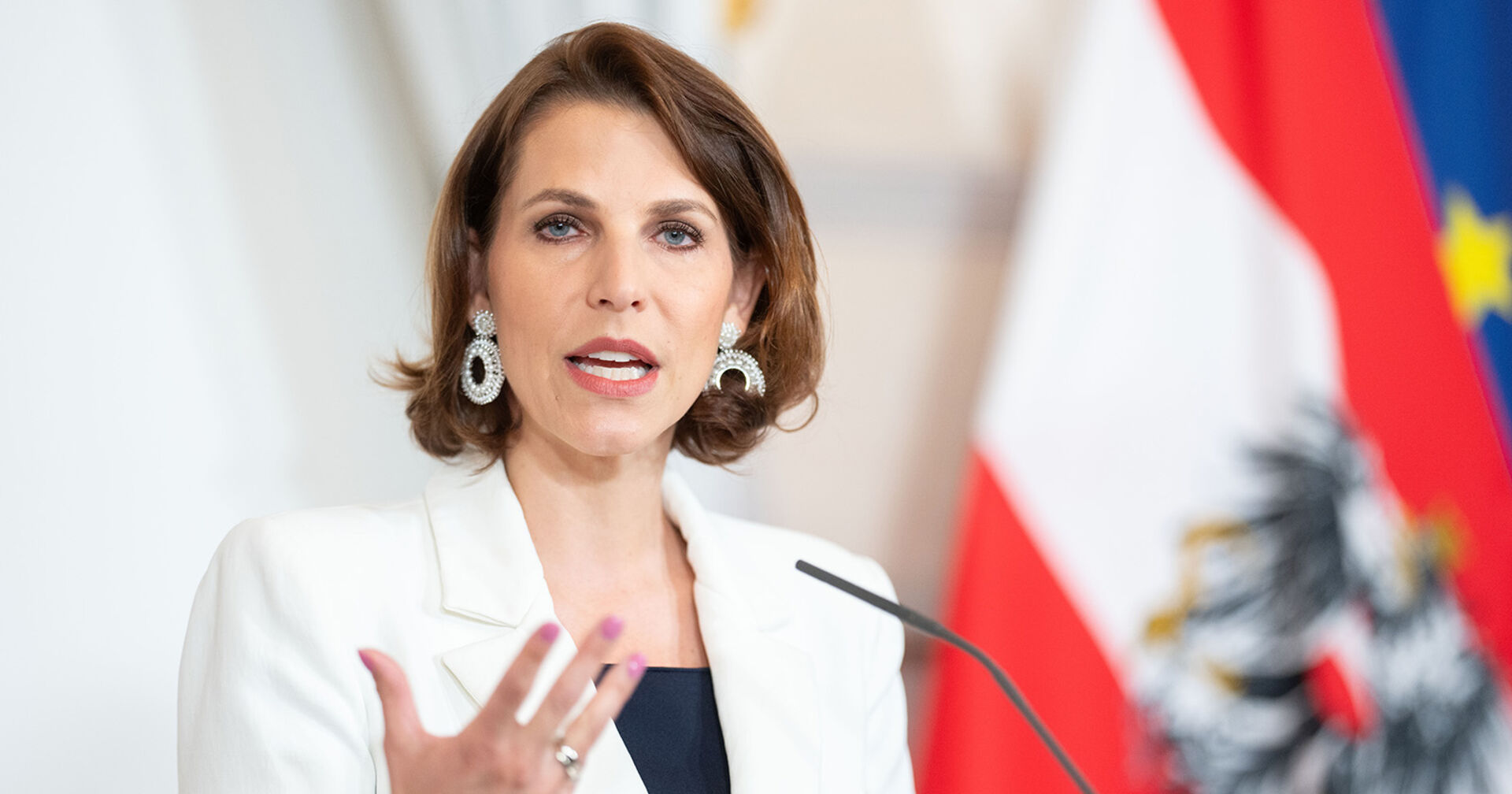 Verfassungsministerin Karoline Edtstadler (ÖVP) während eines Doorsteps vor Beginn des Sommer-Ministerrates