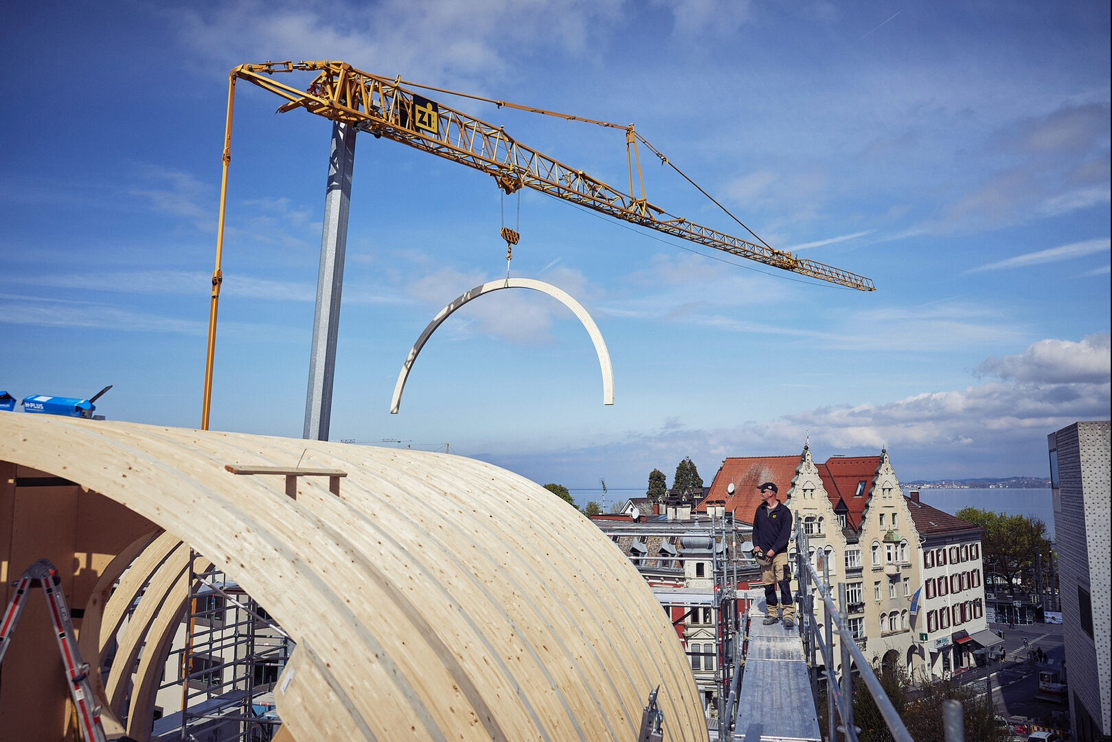 Das imposante Tonnendach wurde in Millimeterarbeit vom Zimmermann montiert.