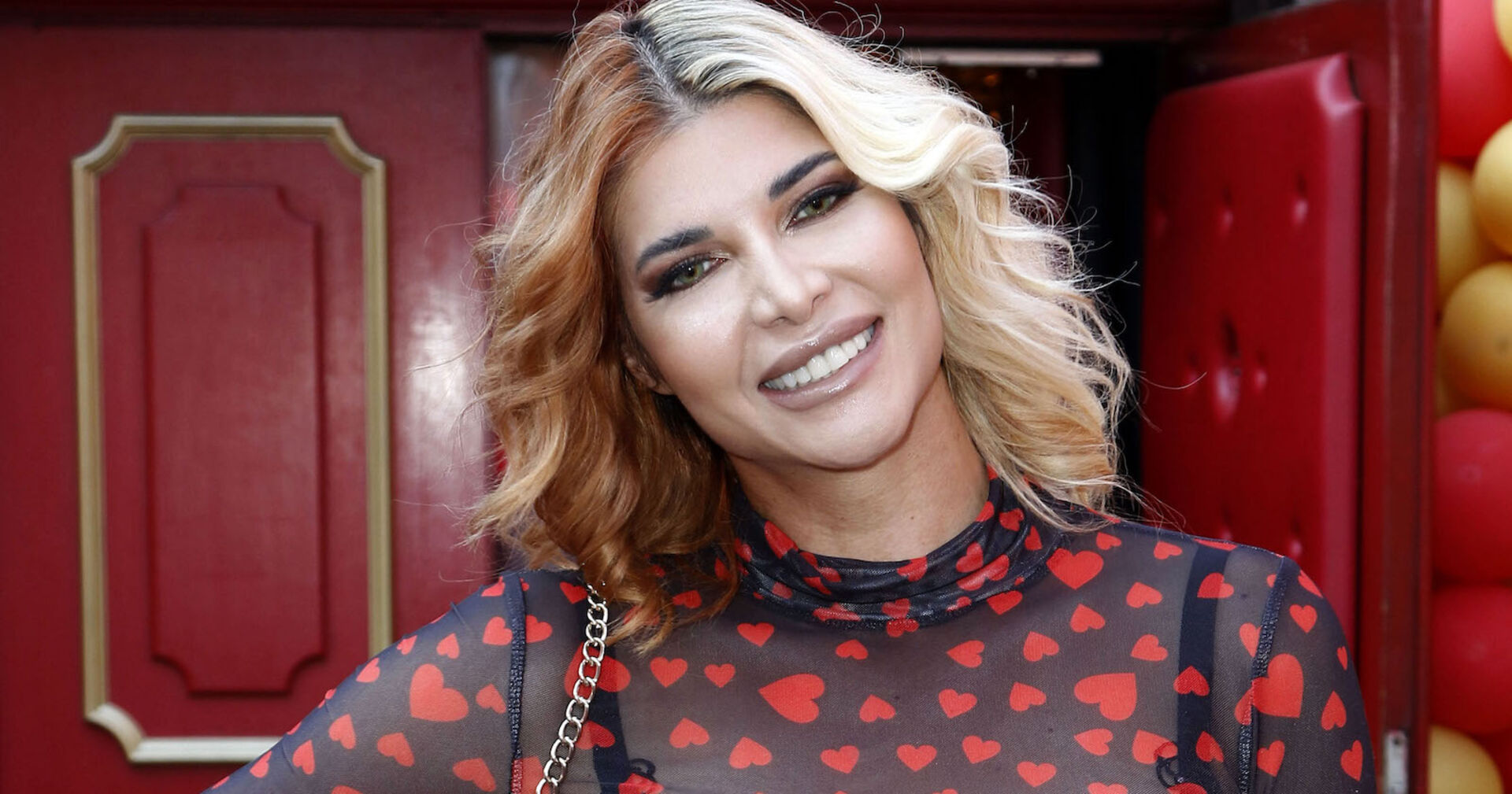 Eine blonde Frau mit einem schwarzen Kleid auf dem Herzen sind.