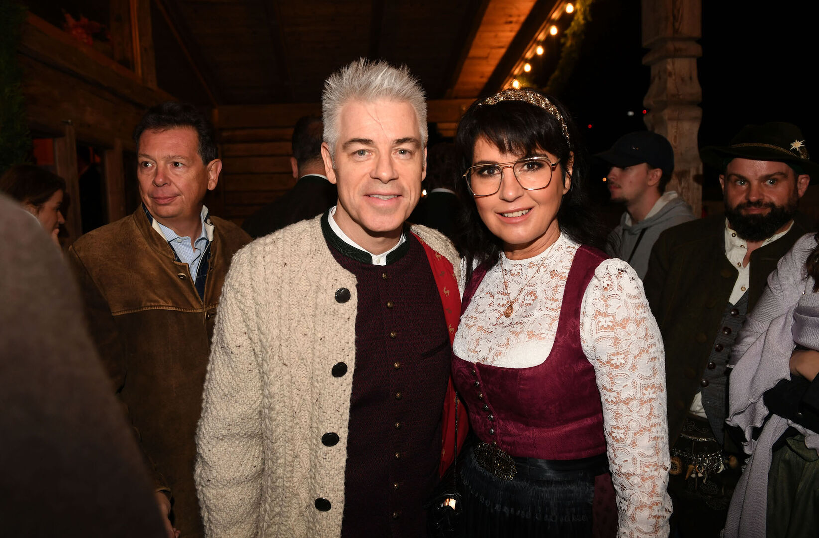 Ein Mann und eine Frau stehen in Tracht auf dem Oktoberfest.