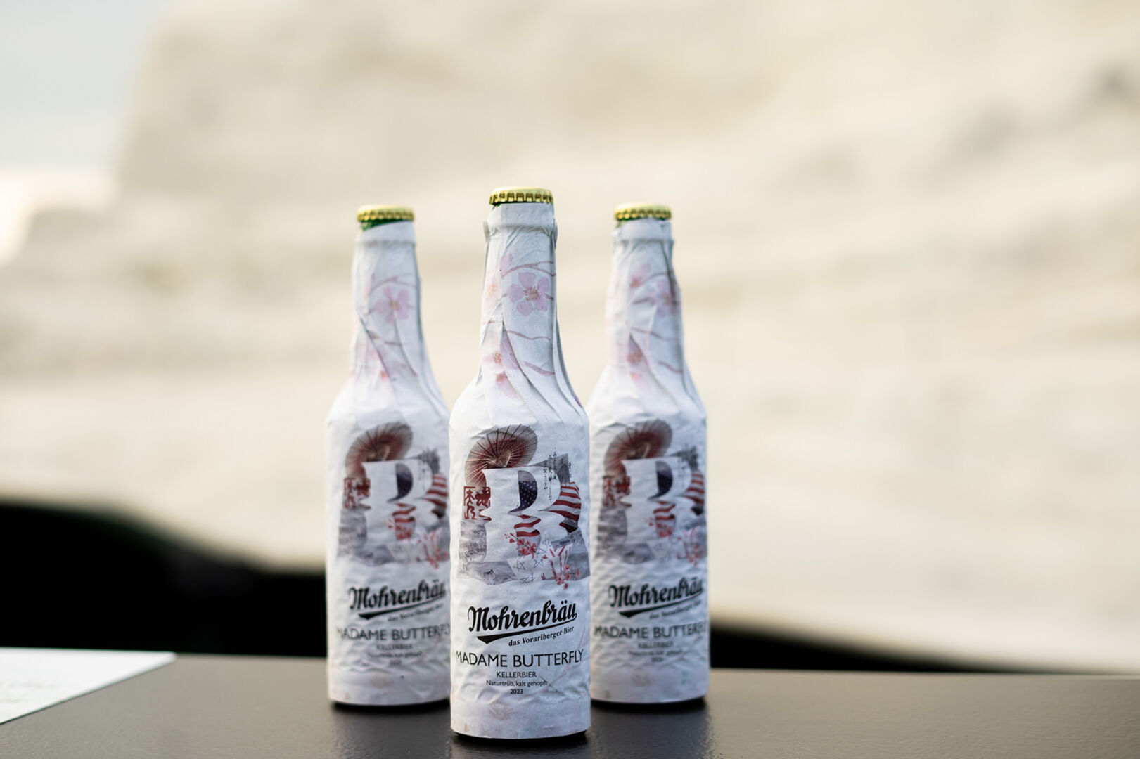 Das Kellerbier „Madame Butterfly“ ist in limitierter Auflage in der umliegenden Gastro der Bregenzer Festspiele sowie im Lädele der Mohrenbrauerei erhältlich.