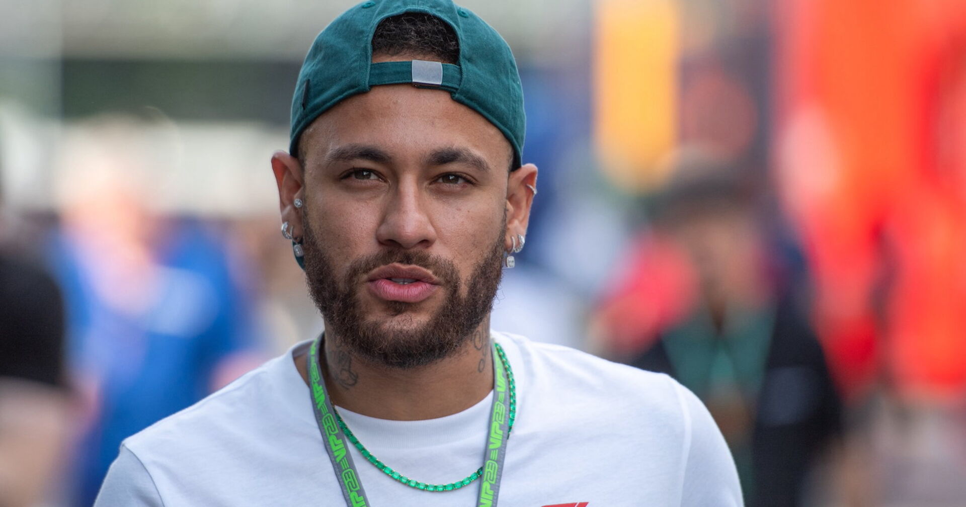 Ein Sportler mit einer Baseball-Kappe schaut in die Kamera.