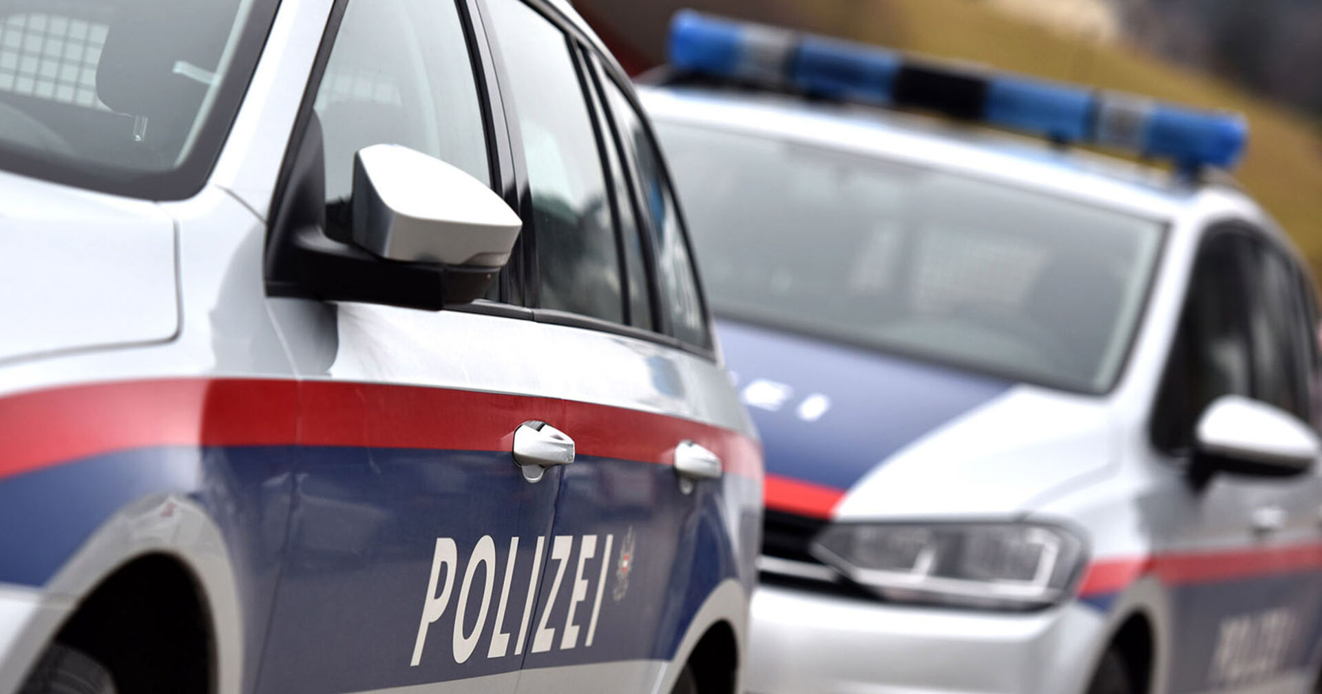 Symbolbild zu Einsätzen der Polizei. Zwei Polizeifahrzeuge.