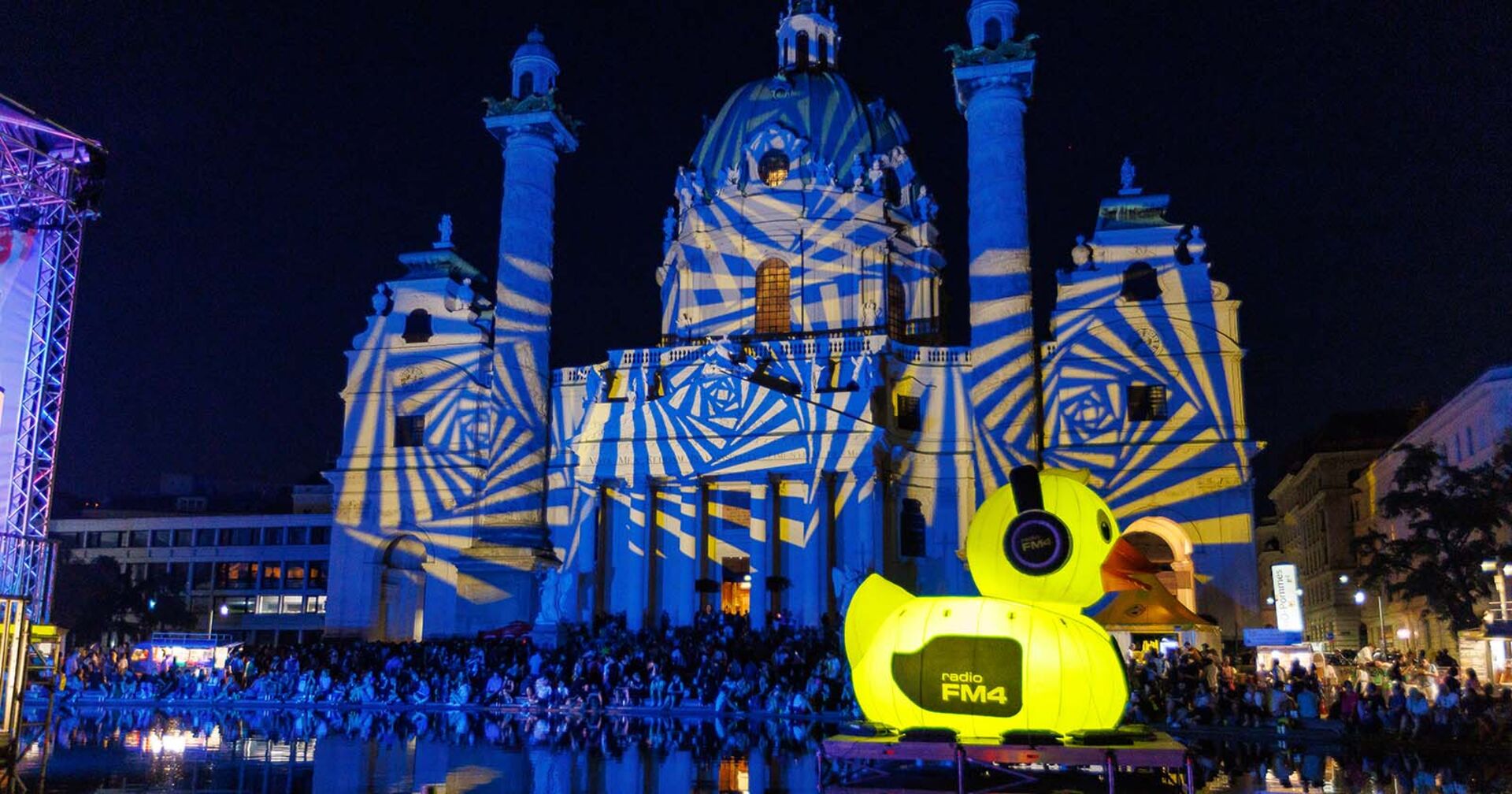 Blick auf die Karlskirche am Karlsplatz im Rahmen der Erˆffnung des Wiener Popfests