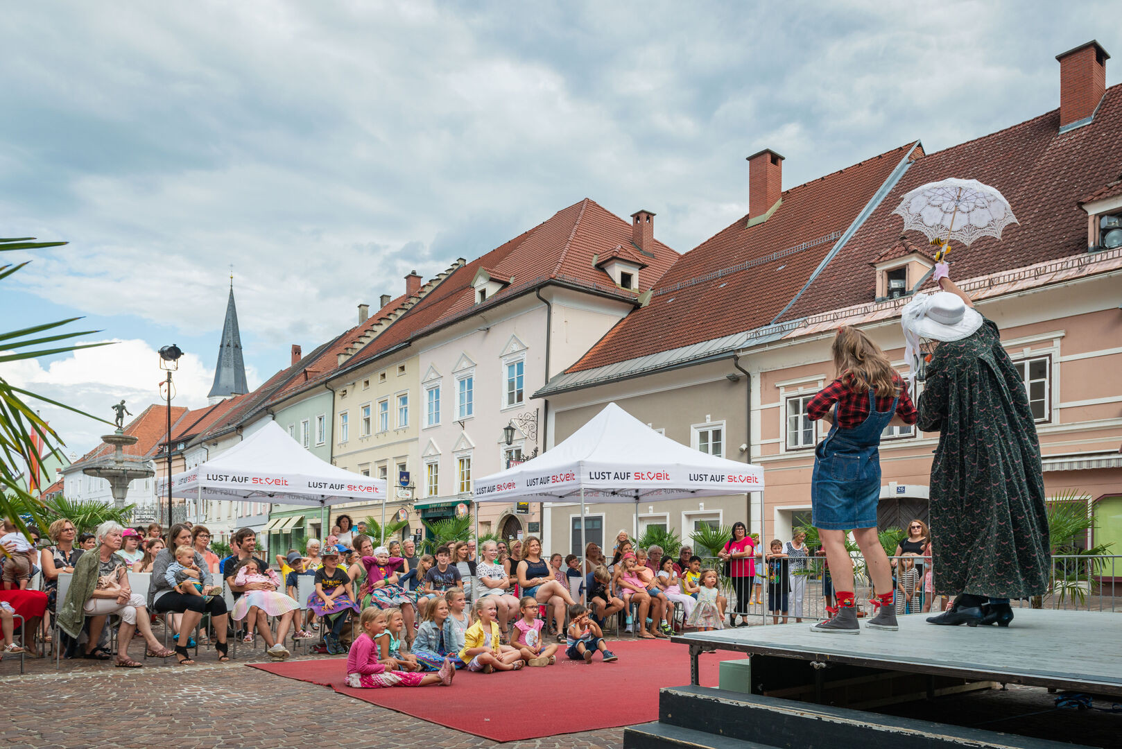 Theaterwagen Porcia mit kleinen und großen Zuschauern