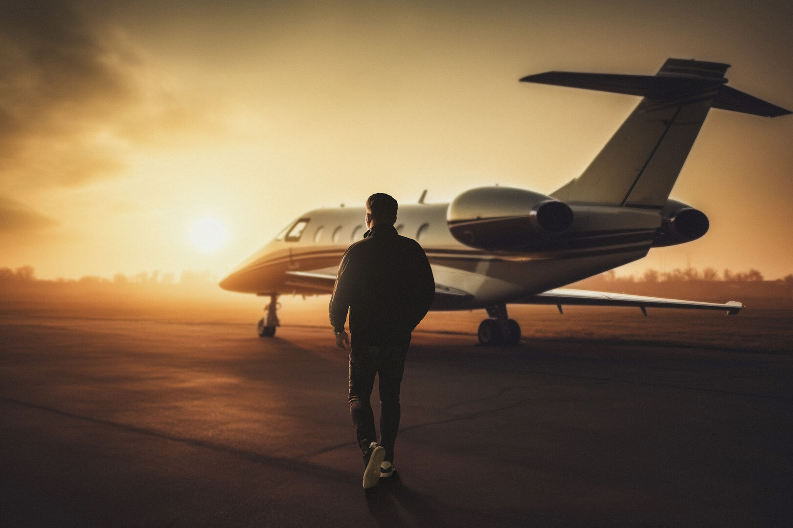 Benni Wagner vor einem Privatjet