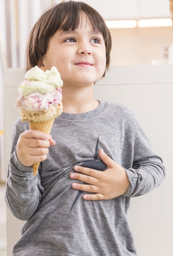 kleiner Bub mit grauem T-shirt und großer Eistüte | Credit: Veganista