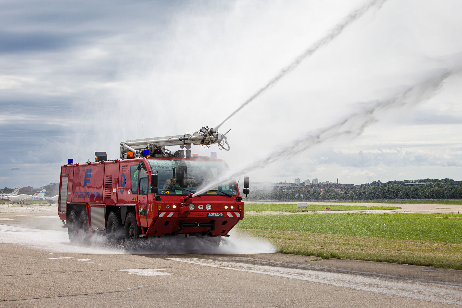 Vorführung der Flughafenfeuerwehr