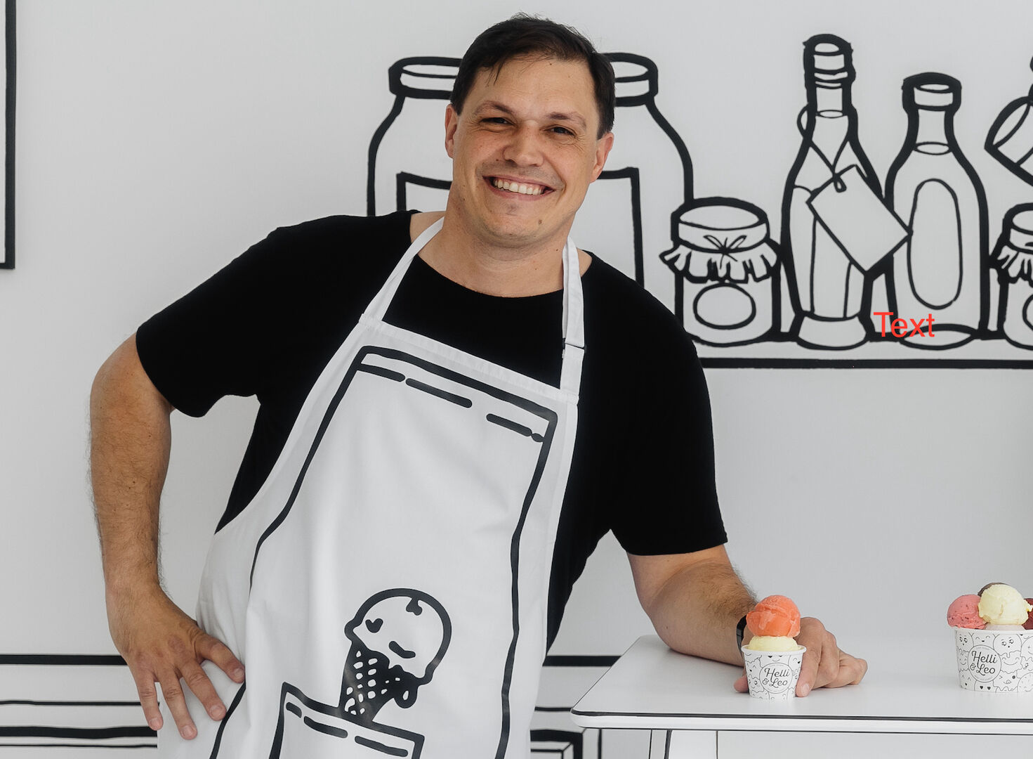 Werner Helnwein mit Schürze und schwarzem Shirt  | Credit: Helli &amp; Leo/Tim Walker