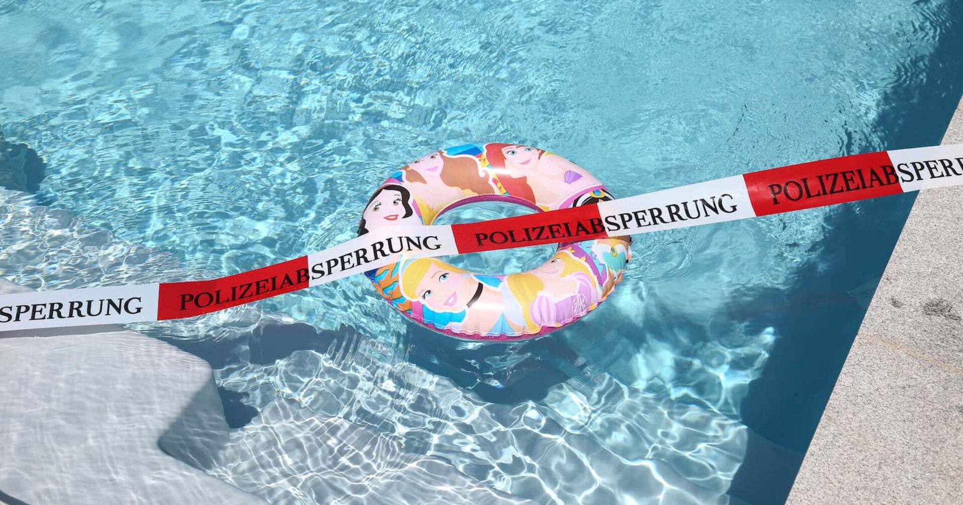 Schwimmreifen im Becken und ein Absperrband.