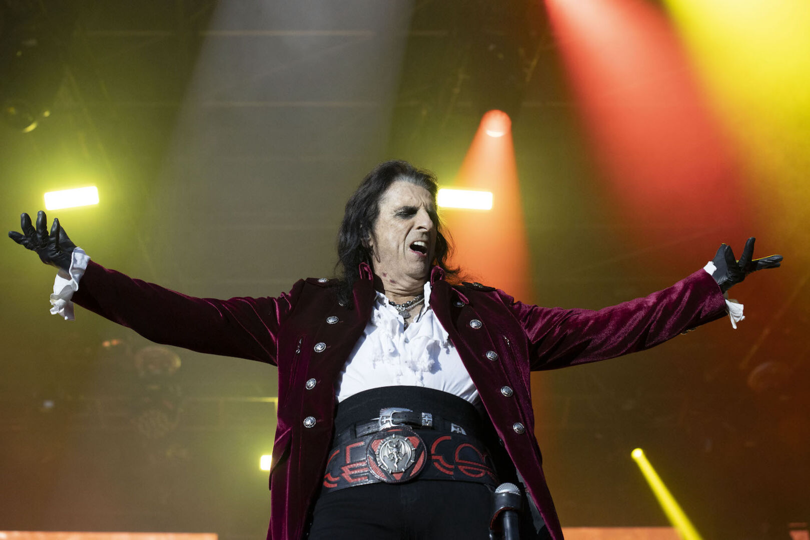 Kult-Rocker Alice Cooper in rotem Samtmantel.