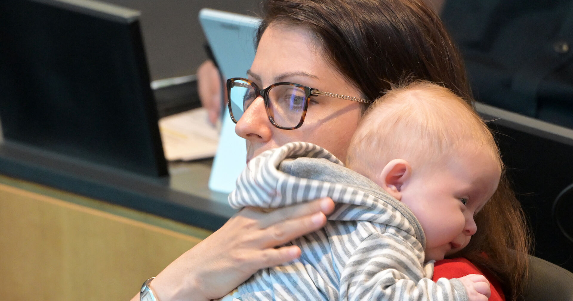 Duzdar hält ihr Baby im Nationalrat auf dem Arm