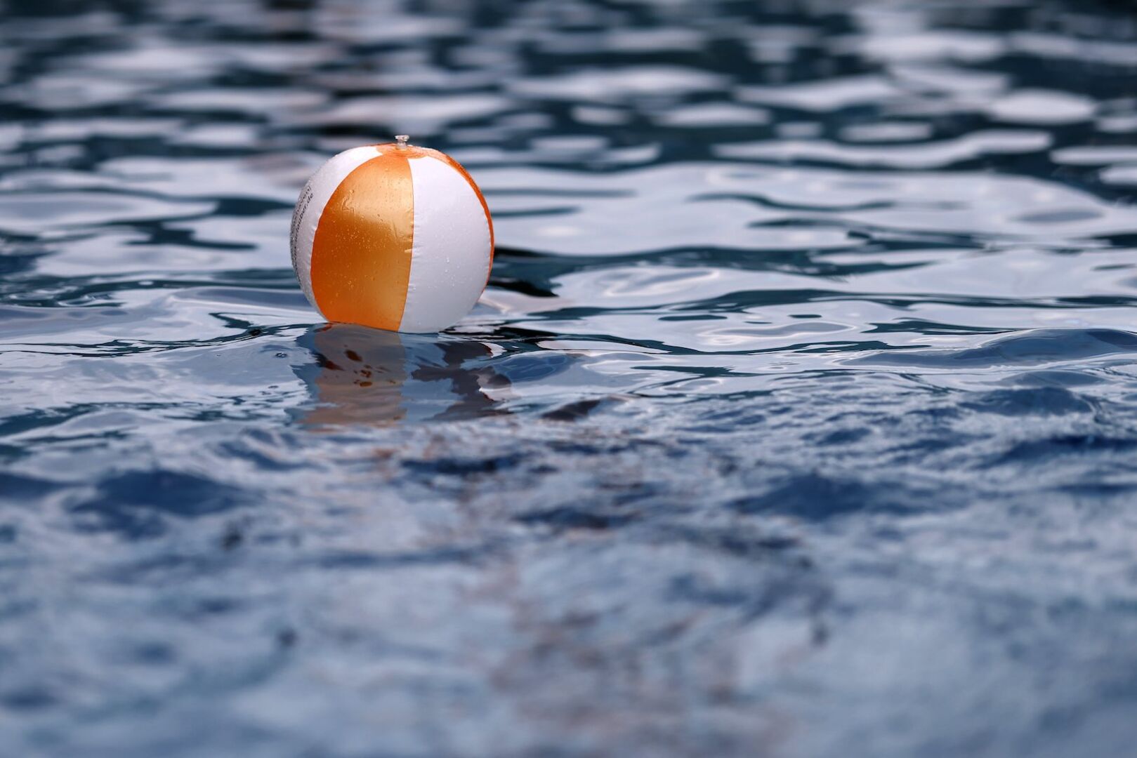 Ein einsamer Ball auf dem Wasser.