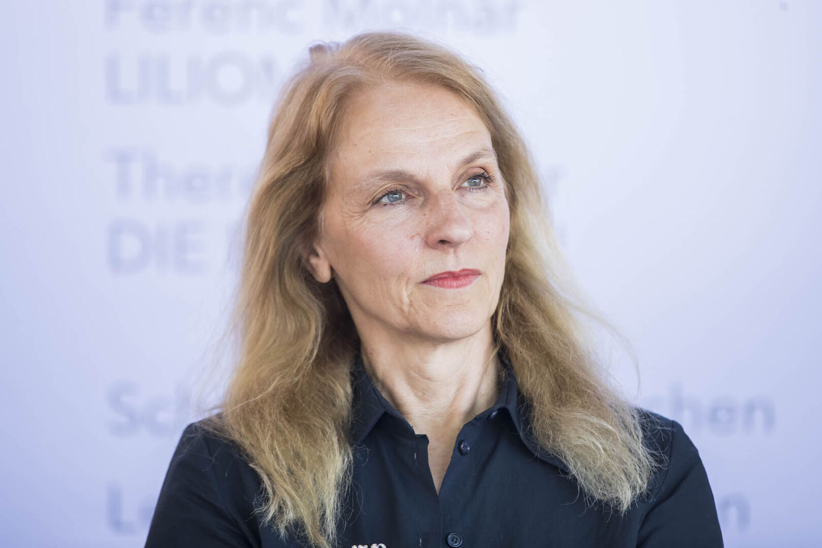 Bettina Hering bei einer Pressekonferenz.