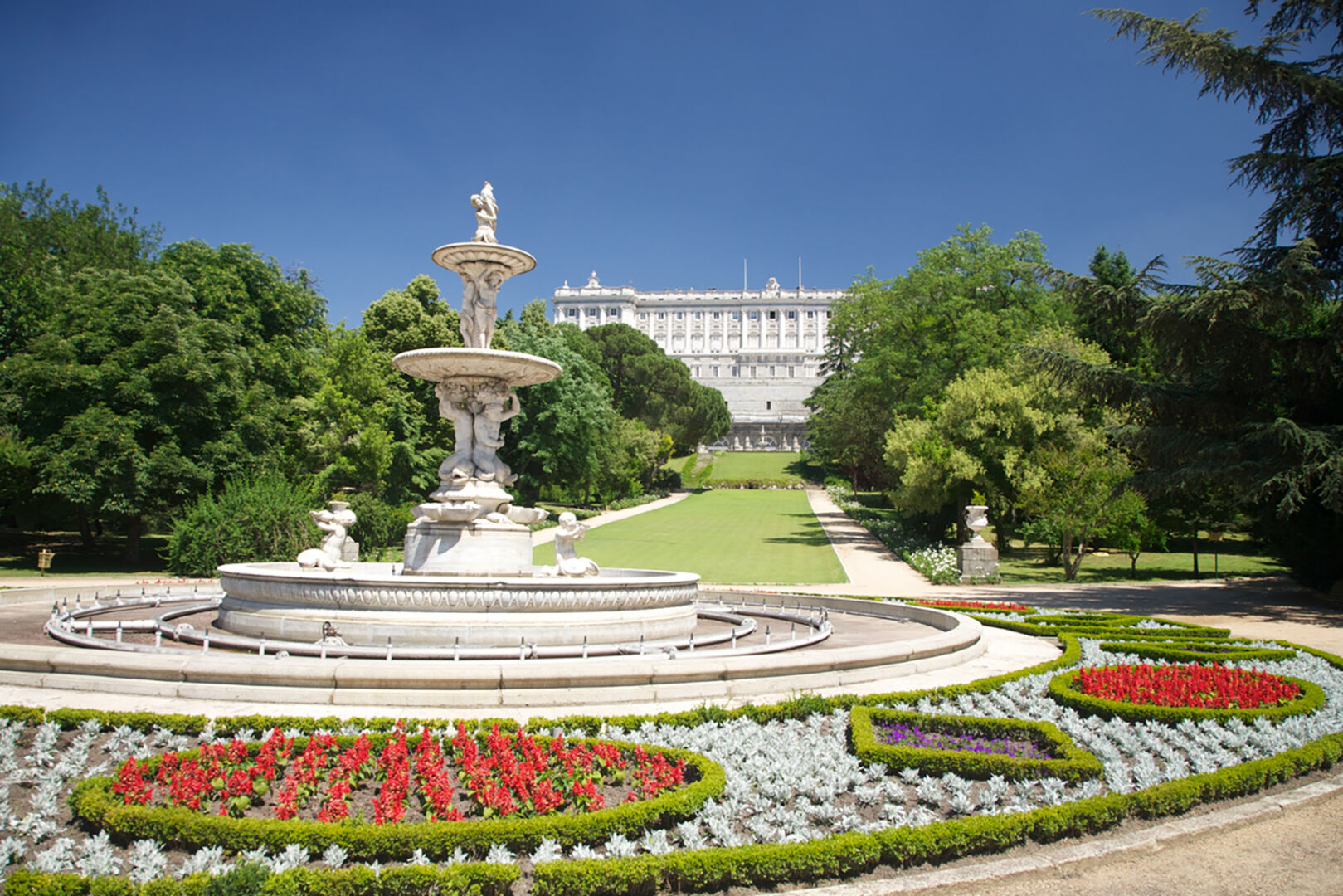 Fountain Palast in Madrid Campo del Moro | Credit: iStock.com/quintanilla