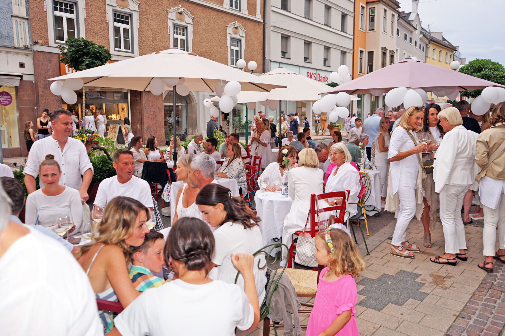 Menschen in Weiß gekleidet in Spittal