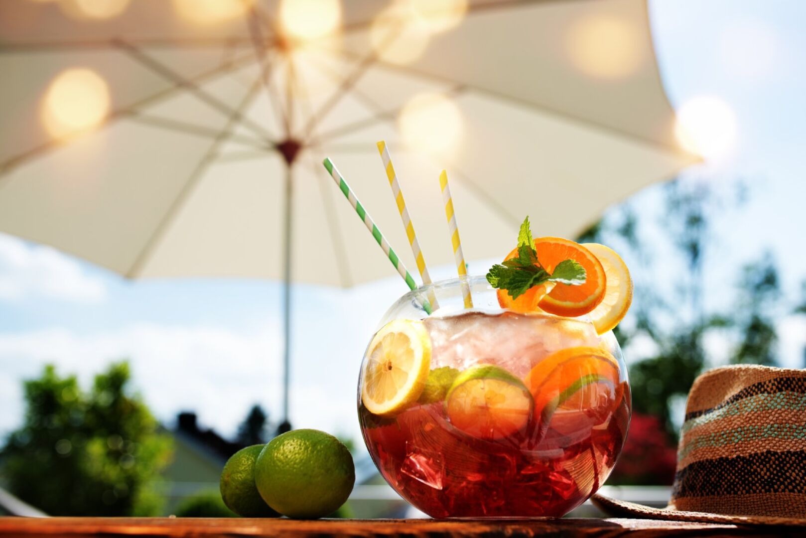 Cocktail auf einer Garten-Bar | Credit: iStock.com/Muenz