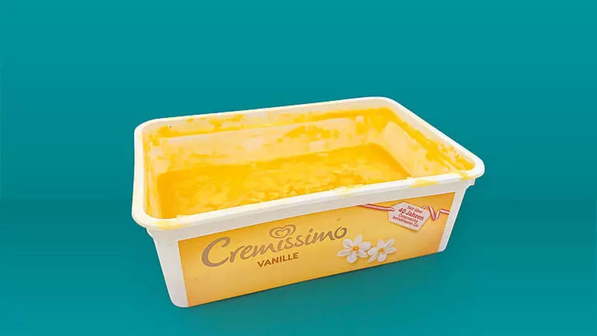 Eine Eiscreme-Box, die nur zur Hälfte voll ist.
