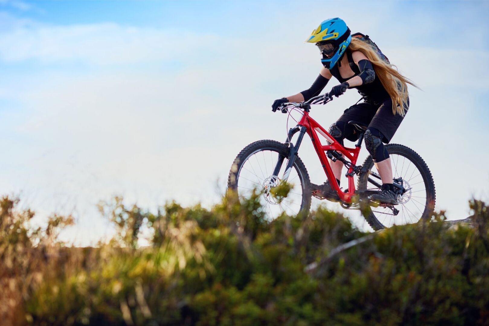 Frau fährt mit Bike im Wald | Credit: iStock.com/BartekSzewczyk