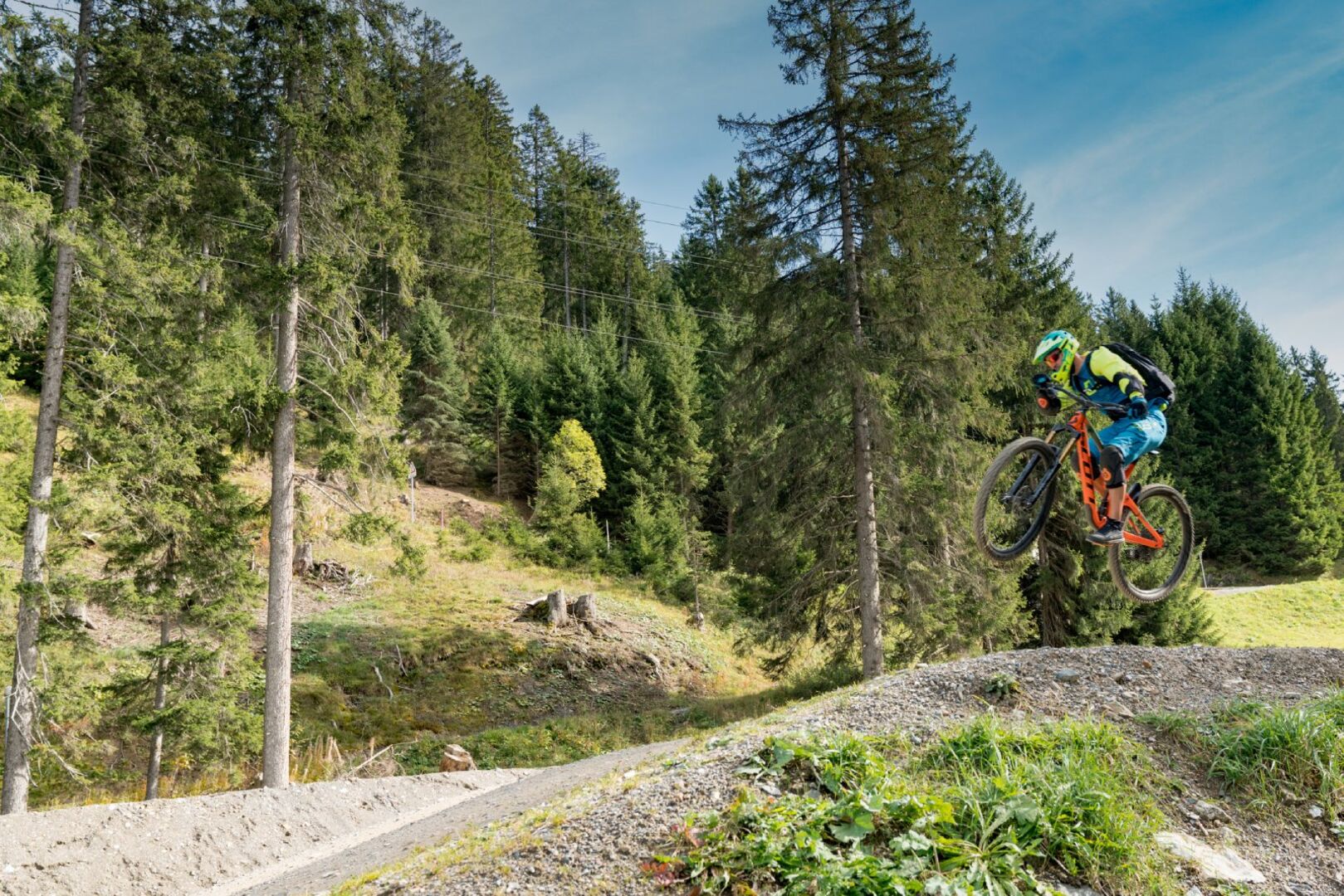 Mann fährt ein Downhill-Bike | Credit: iStock.com/makasana