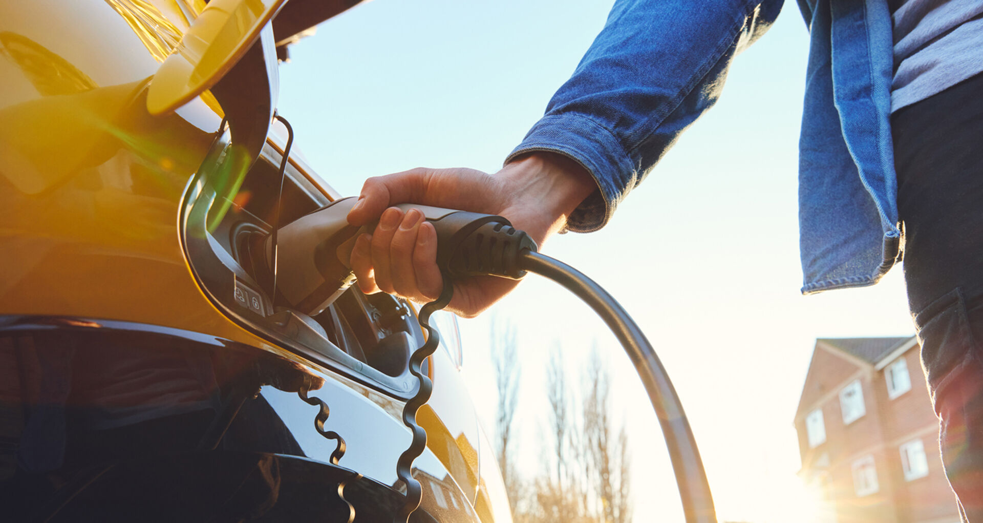 Mann lädt sein E-Auto | Credit: iStock.com/SouthWorks