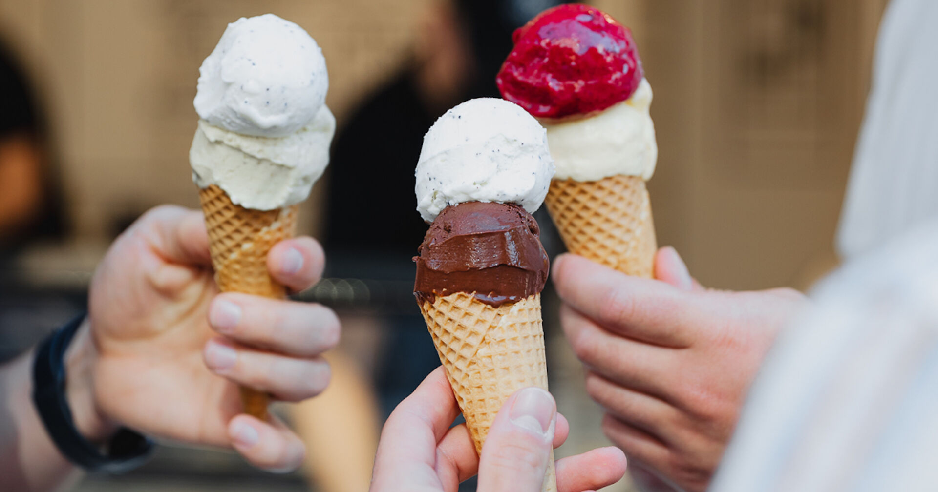 Drei Personen stehen mit Eistüten zusammen | Credit: Helli &amp; Leo/Tim Walker