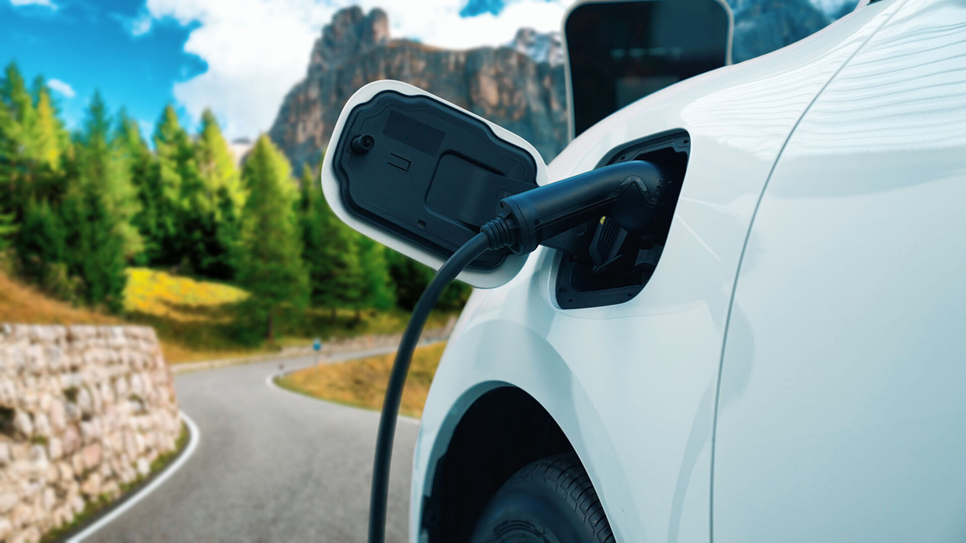 Elektroauto steht auf einer Straße | Credit: iStock.com/Ralf Hahn