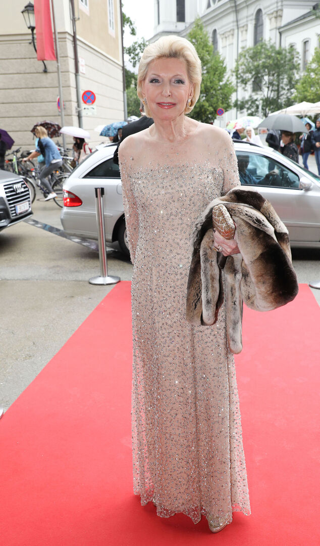 Maria-Elisabeth Schaeffler am roten Teppich in einer bodenlangen, glitzernden Robe
