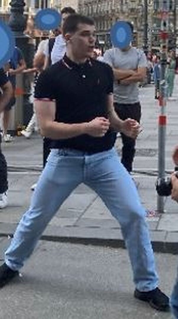 Der Verdächtige in Kampfhaltung.