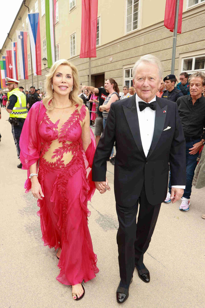 Wolfgang Porsche mit seiner Lebensgefährtin bei den Salzburger Festspielen.