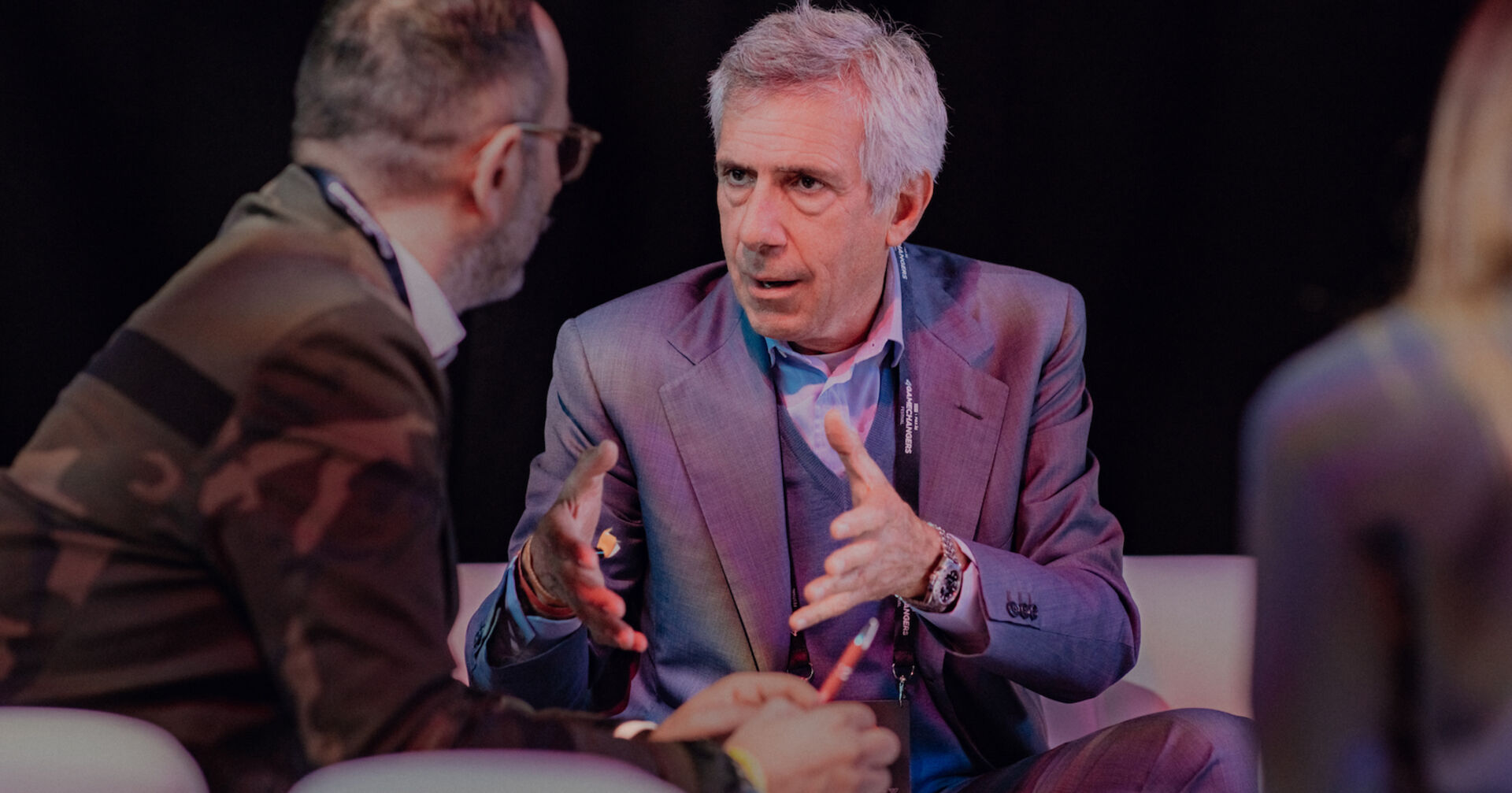 weekend-Redakteur Rudolf Grüner auf der Couch im Gespräch mit Paolo Barilla | Credit: Lieb ich Production