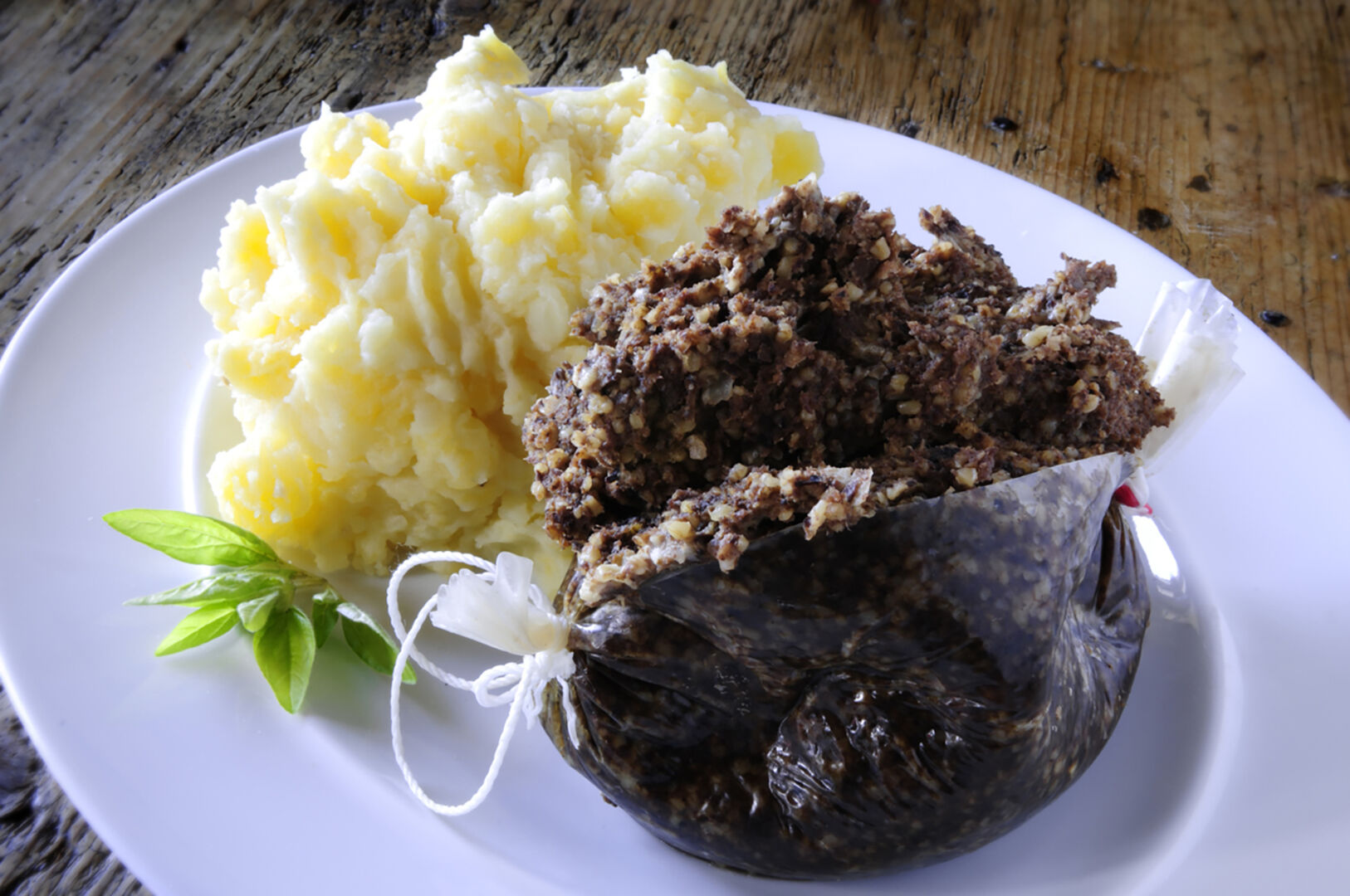 Haggis in Schottland | Credit: iStock.com/neiljlangan