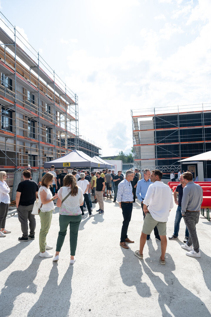 Knapp 100 Planer:innen, Handwerker:innen und zukünftige Bewohner:innen folgten der Einladung zur Firstfeier „Am Römerstein“ in Höchst.