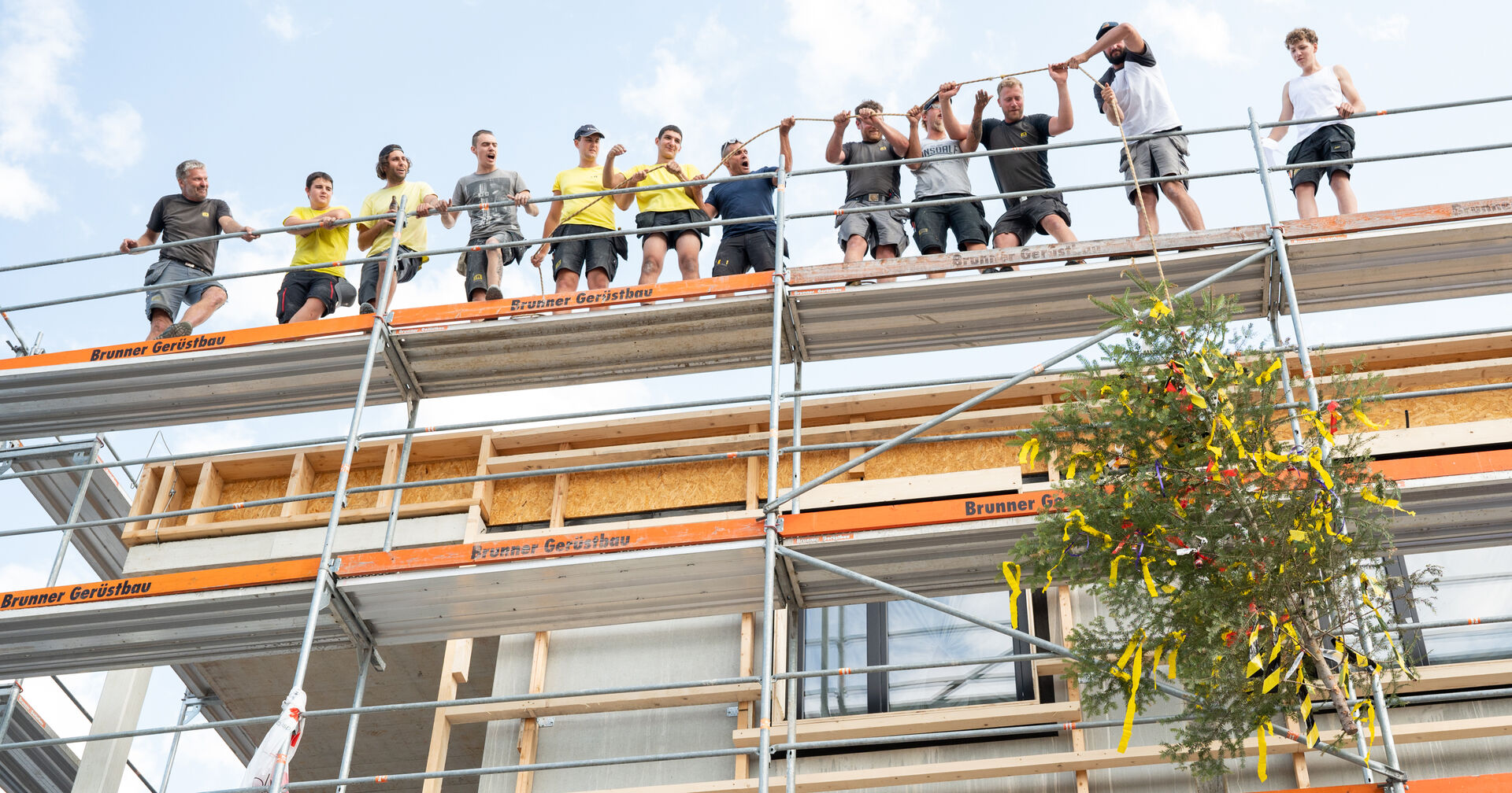 Wohnbauselbsthilfe und i+R Wohnbau luden Planer:innen, Handwerker:innen und künftige Bewohner:innen zur Firstfeier „Am Römerstein“ in Höchst.