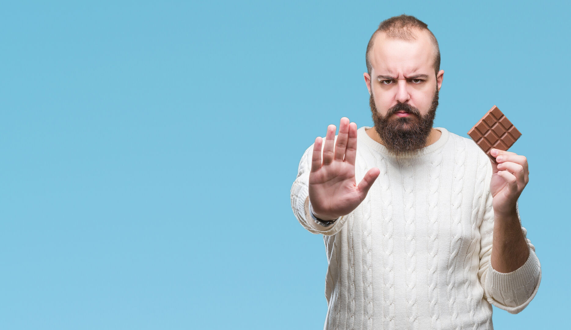 Mann zeigt Stop für Schokolade