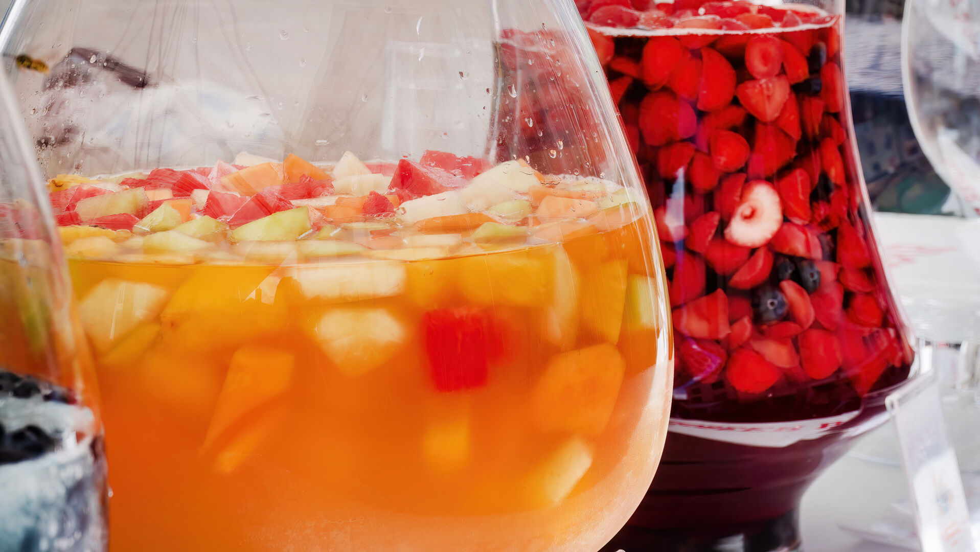 Obst-Bowle in großen Behältern