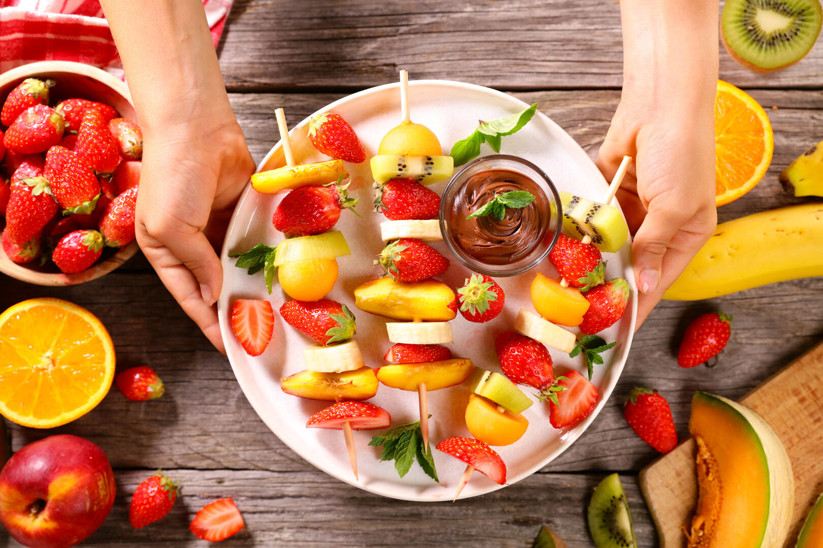 Fruchtspieße auf Teller angerichtet