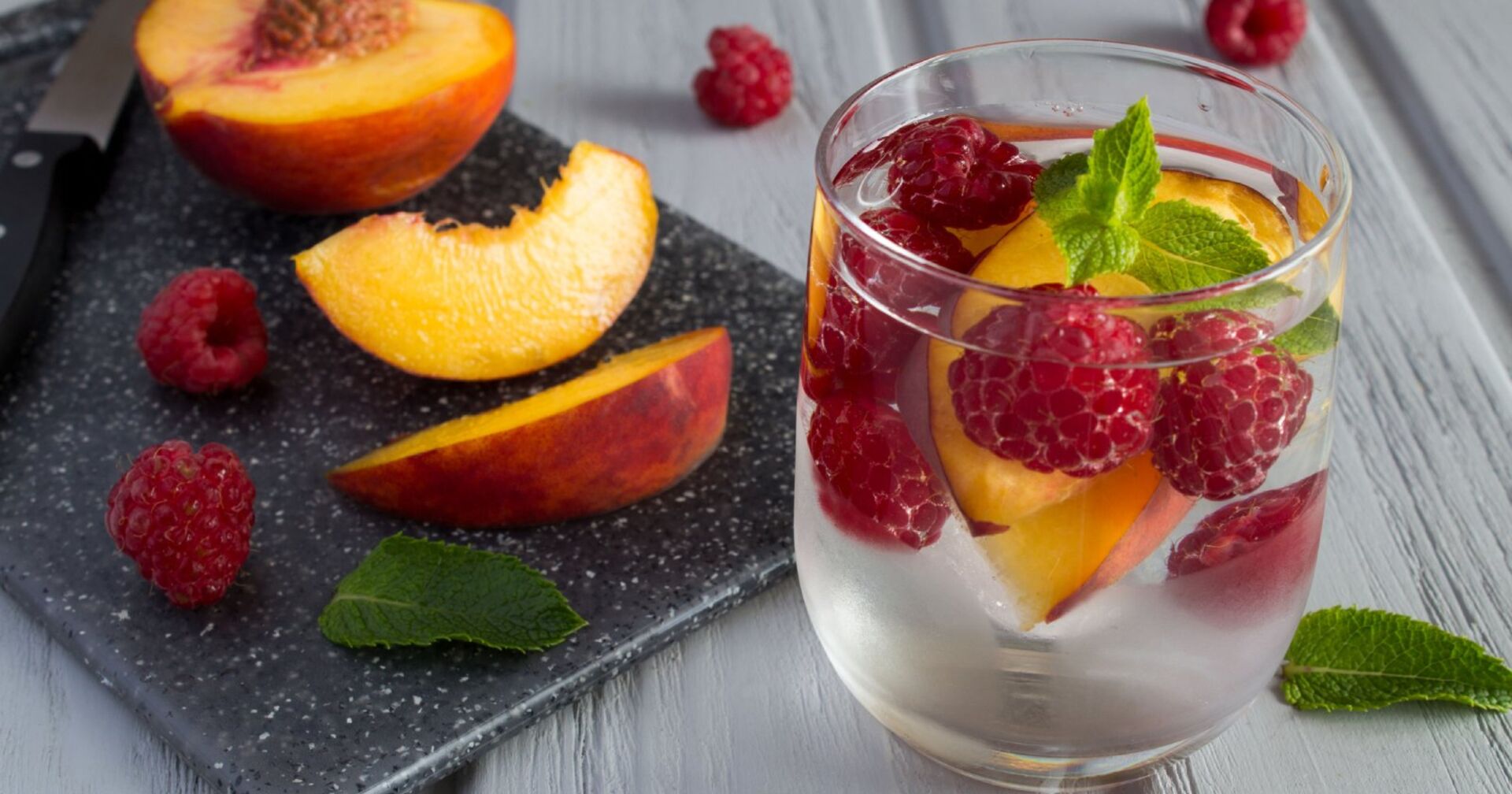 Infused Water mit Himbeeren und Pfirsichen | Credit: iStock.com/Liudmyla Yaremenko