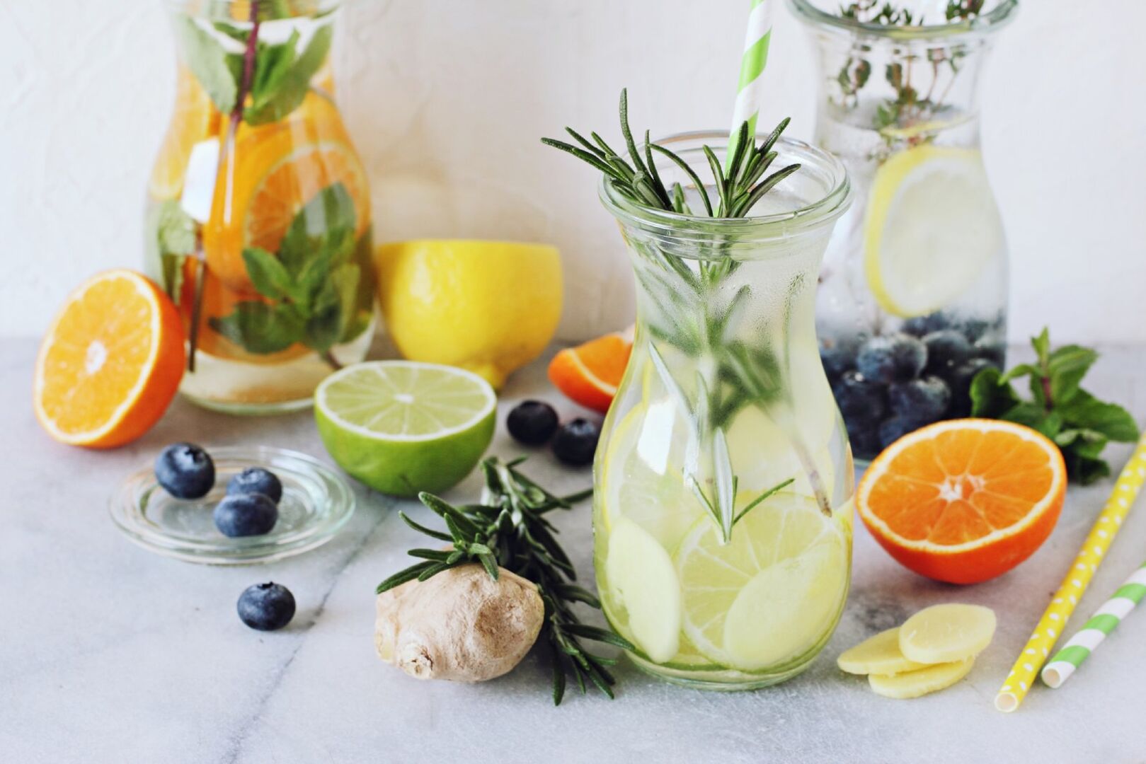 Infused Water in verschiedenen Varioatinen | Credit: iStock.com/los_angela