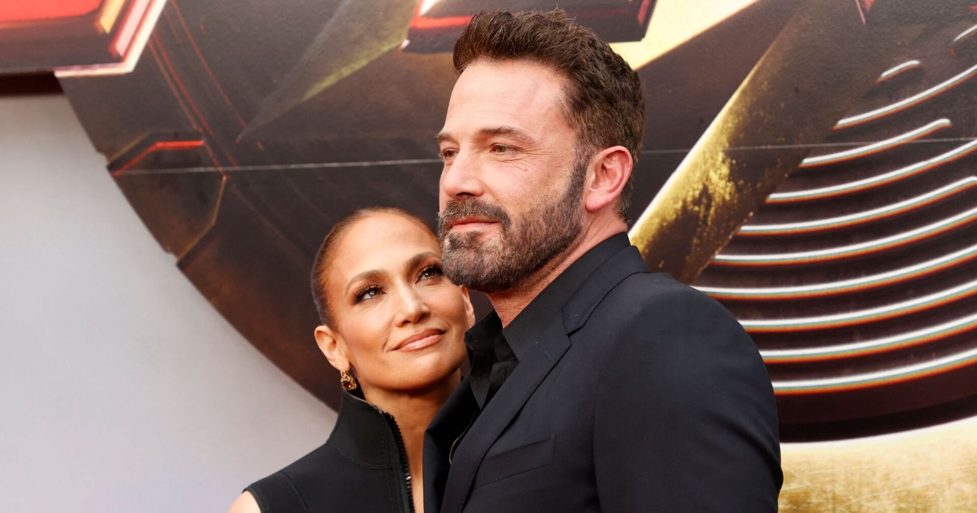 Jennifer Lopez sieht Ben Affleck verliebt an.