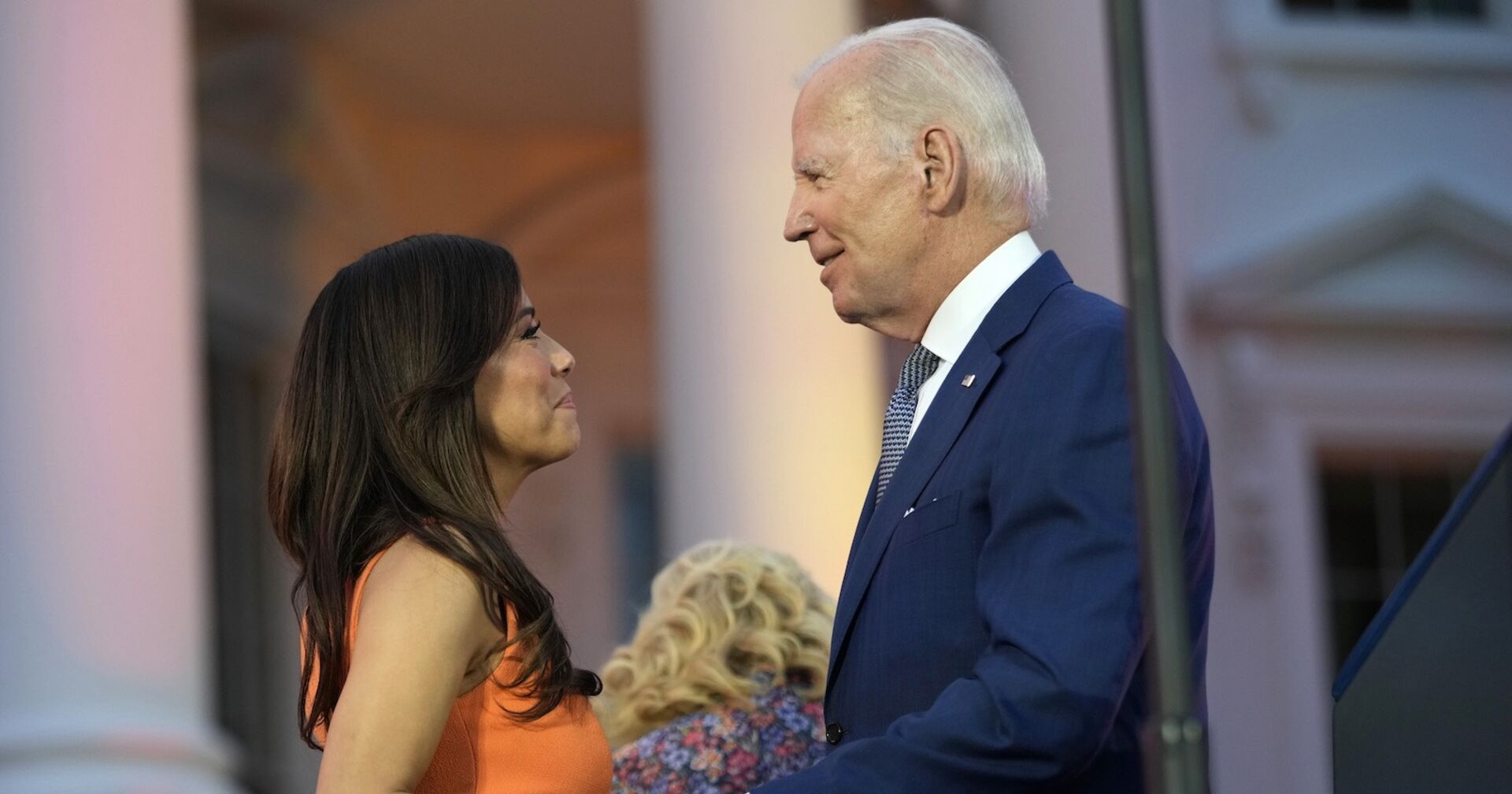 Joe Biden und Eva Longoria vor dem Weißen Haus.
