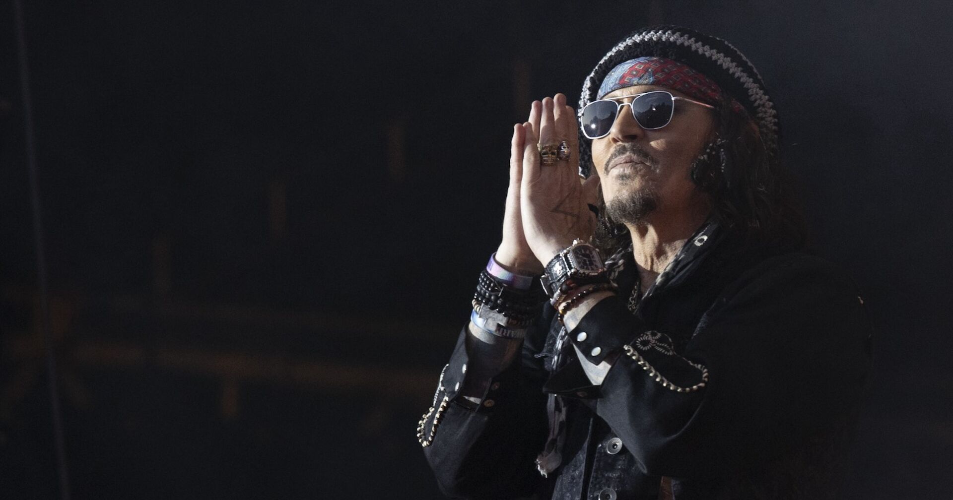 Johnny Depp faltet die Hände.