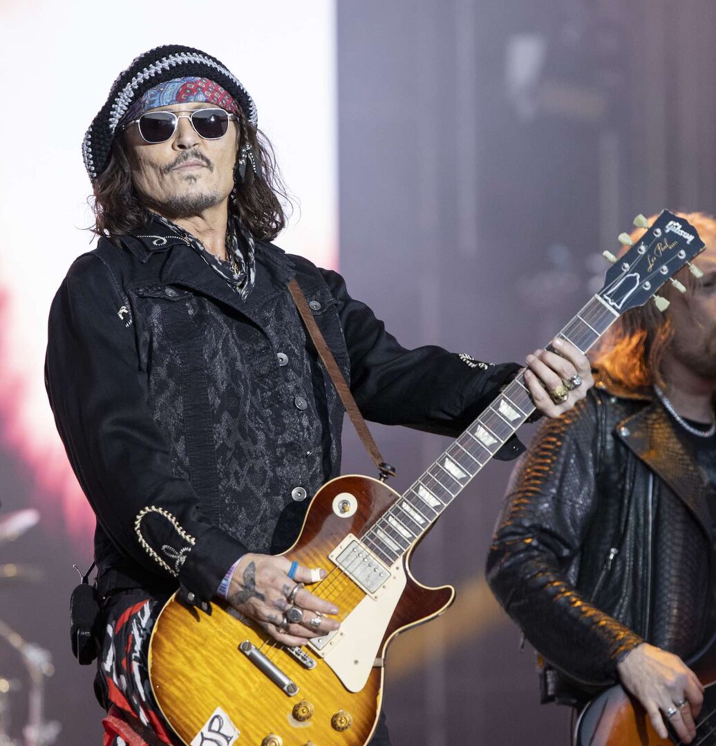 Johnny Depp mit Gitarre auf der Bühne.