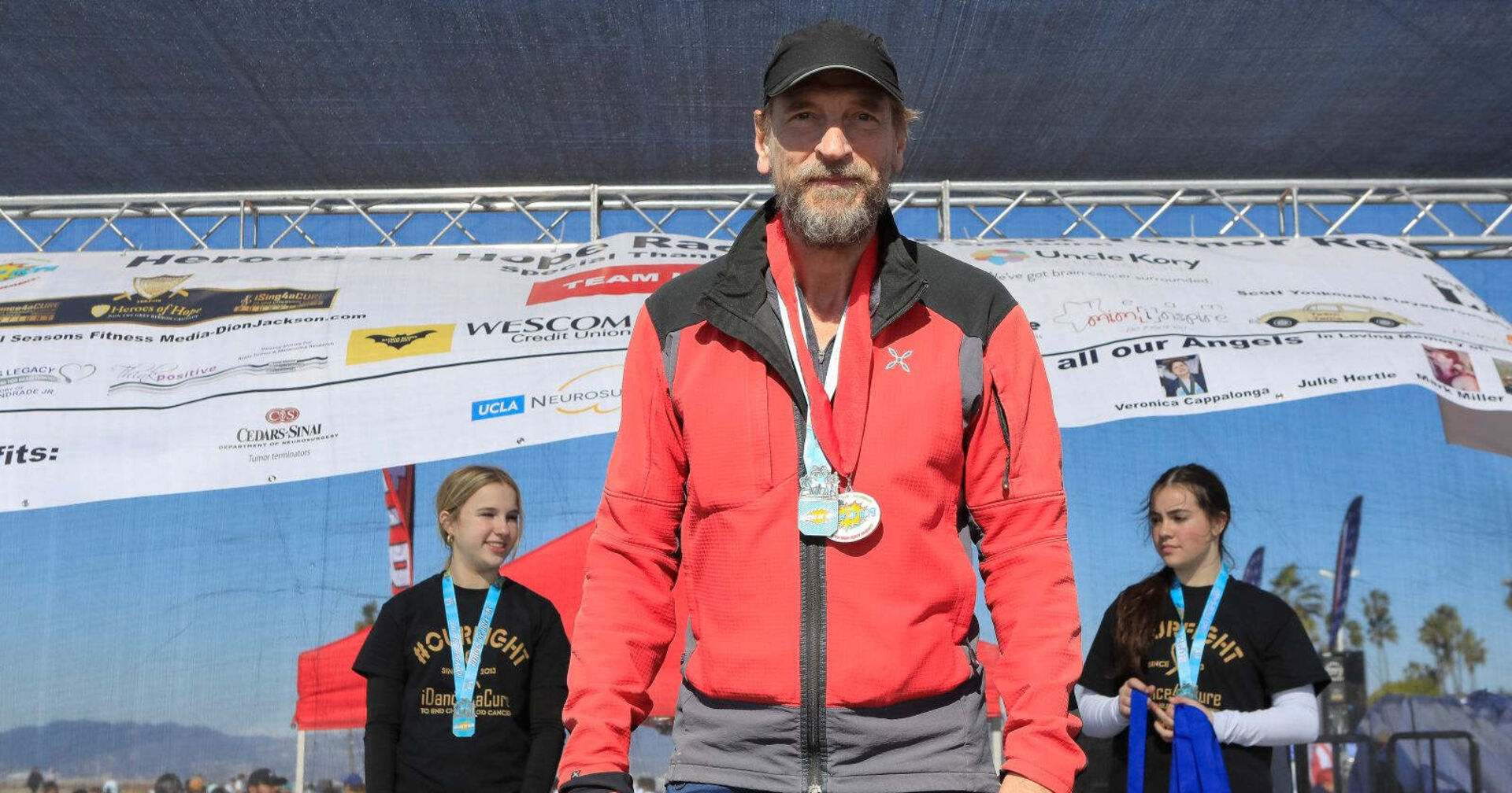 Julian Sands mit einer Medaille.