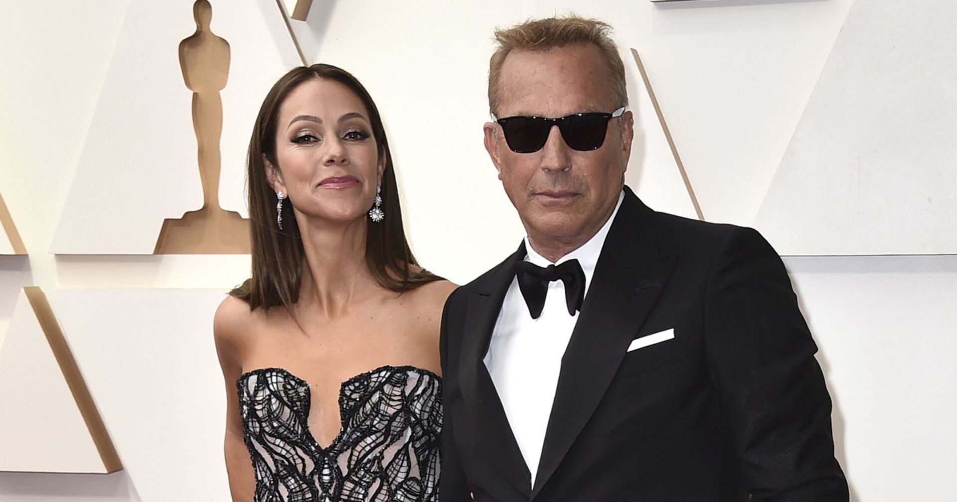 Kevin Costner und Christine Baumgartner bei den Oscars.