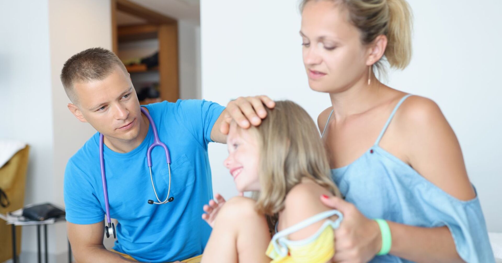 Ein Arzt behandelt ein kleines Mädchen.