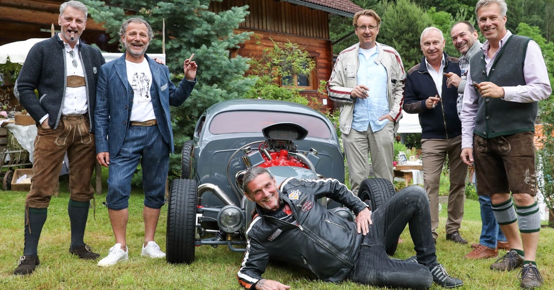 Knud Tiroch liegt beim Ennstal Picnic vor einem Auto in der Wiese | Credit: Melzer PR/Peroutka