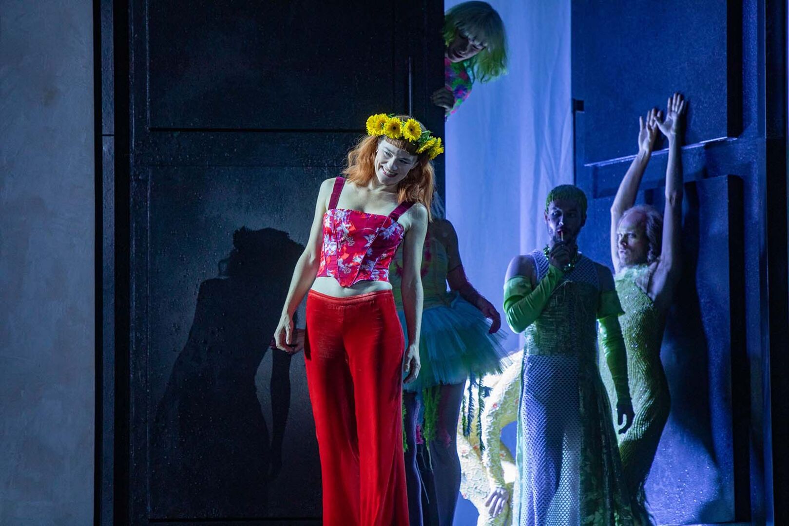 Die Buhlschaft im Hippie-Outfit auf der Bühne.