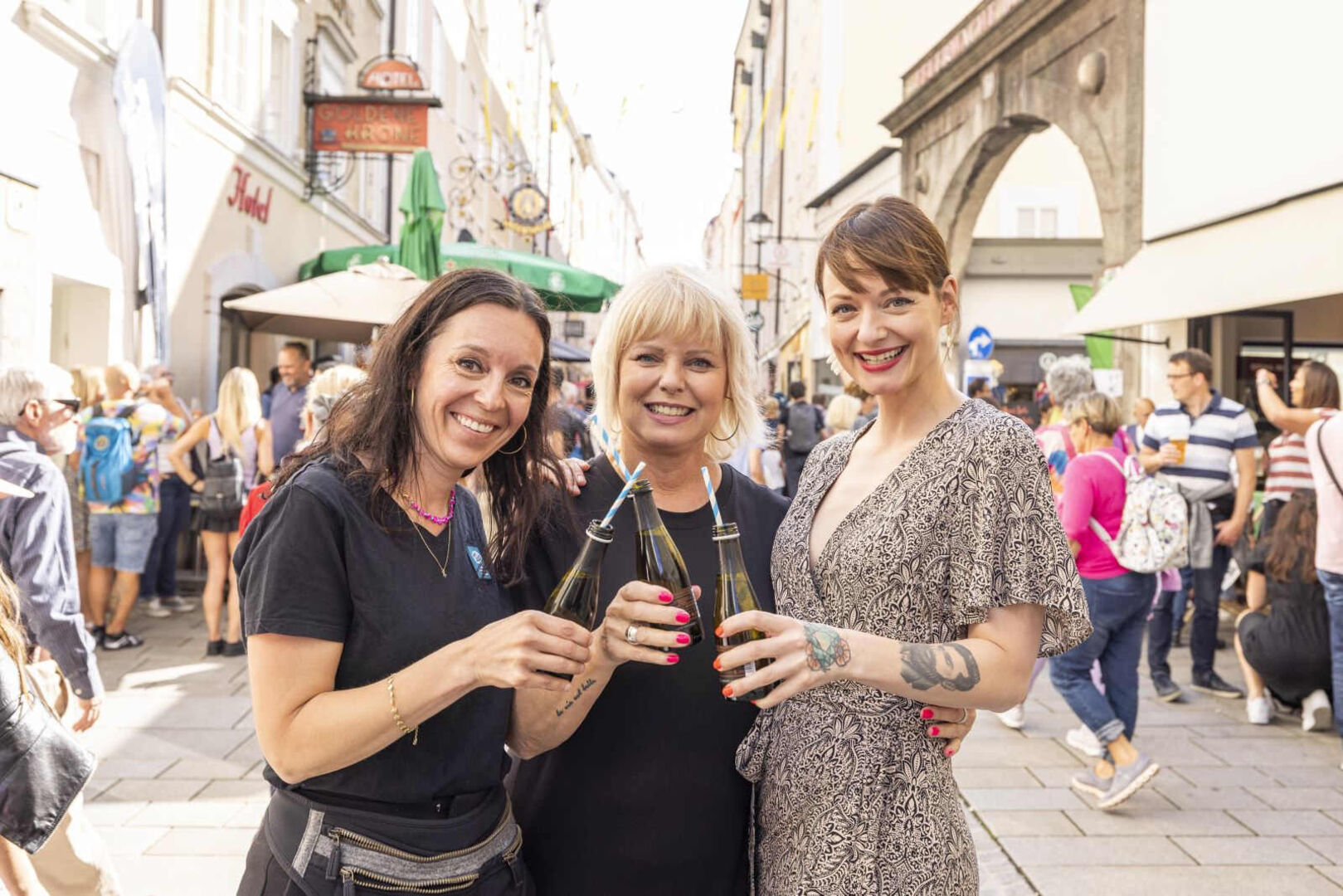 Tanja Kunert, Brigitte und Tina Hirschegger (v. li.). beim Fest.